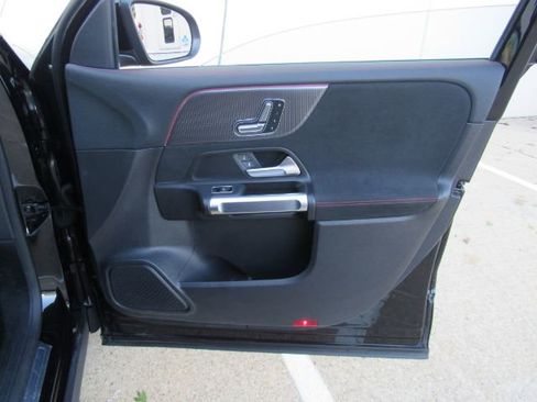 Used 2023 Mercedes-Benz EQB 300 4MATIC image 20