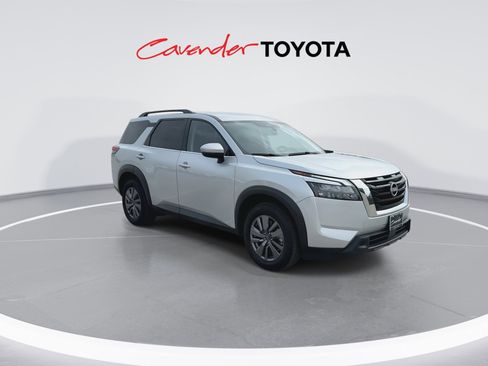 Used 2025 Nissan Pathfinder SV FWD image 2