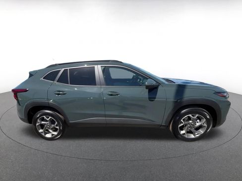 Used 2025 Chevrolet Trax LT FWD image 16