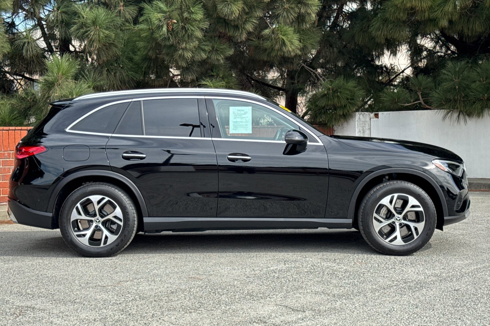 Used 2025 Mercedes-Benz GLC 350e 4MATIC image 3