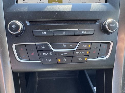 Used 2017 Ford Fusion SE w/ Fusion SE Technology Package FWD image 17