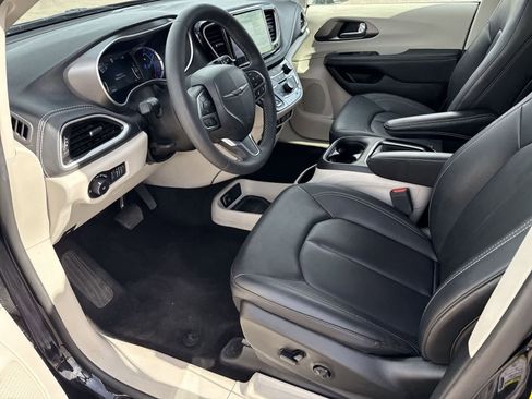 Used 2024 Chrysler Pacifica Select image 16