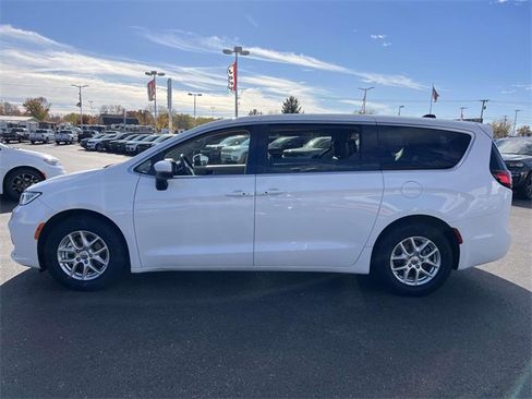 Used 2023 Chrysler Pacifica Touring-L image 4