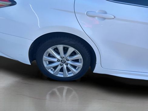 Used 2019 Toyota Camry SE FWD image 13