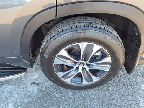 Certified 2024 Toyota Highlander XLE image 7