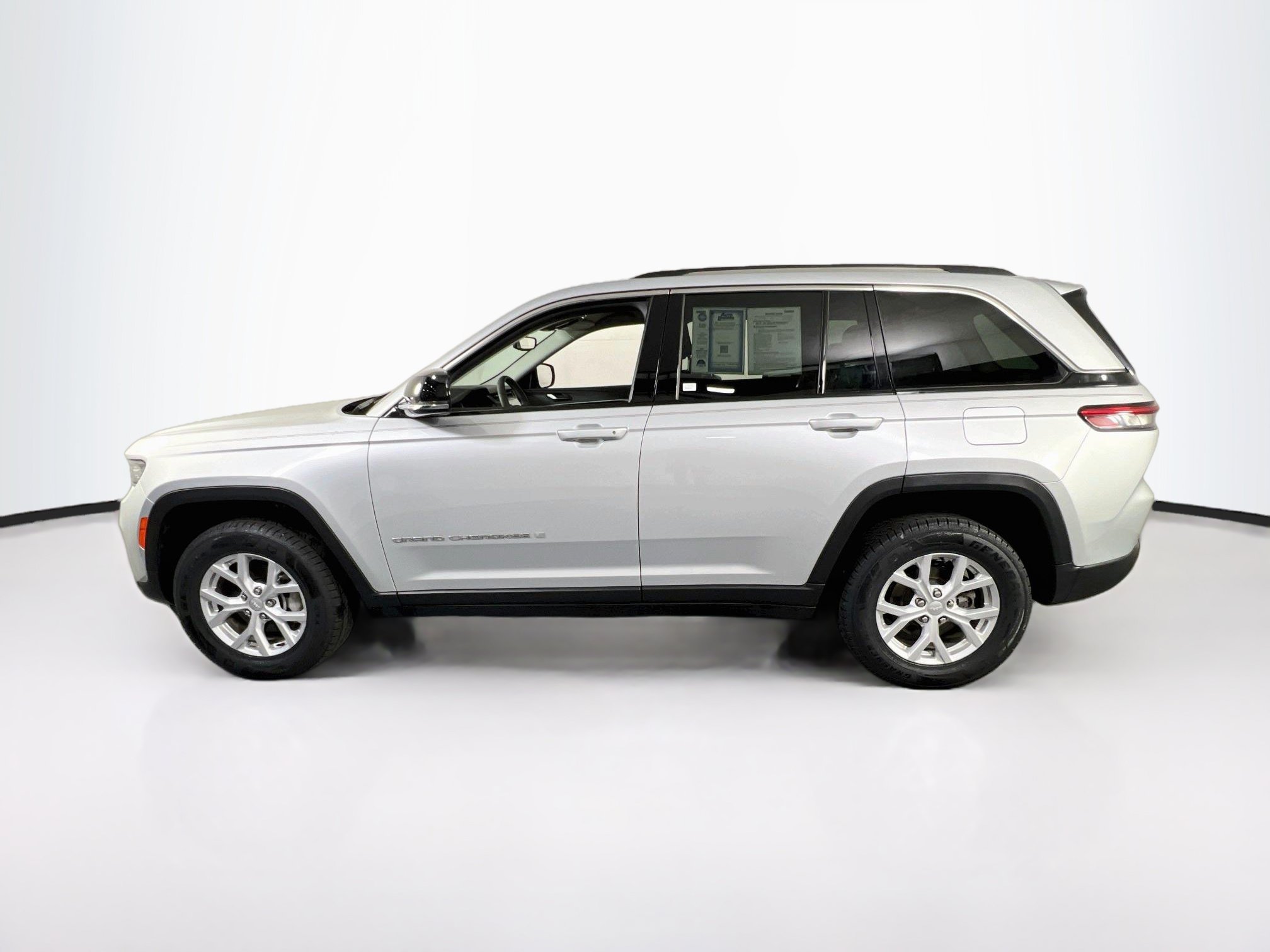 Used 2023 Jeep Grand Cherokee Limited AWD/4WD image 8