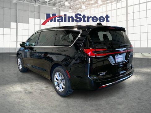 New 2026 Chrysler Pacifica Limited w/ Uconnect Theater Family Group image 3