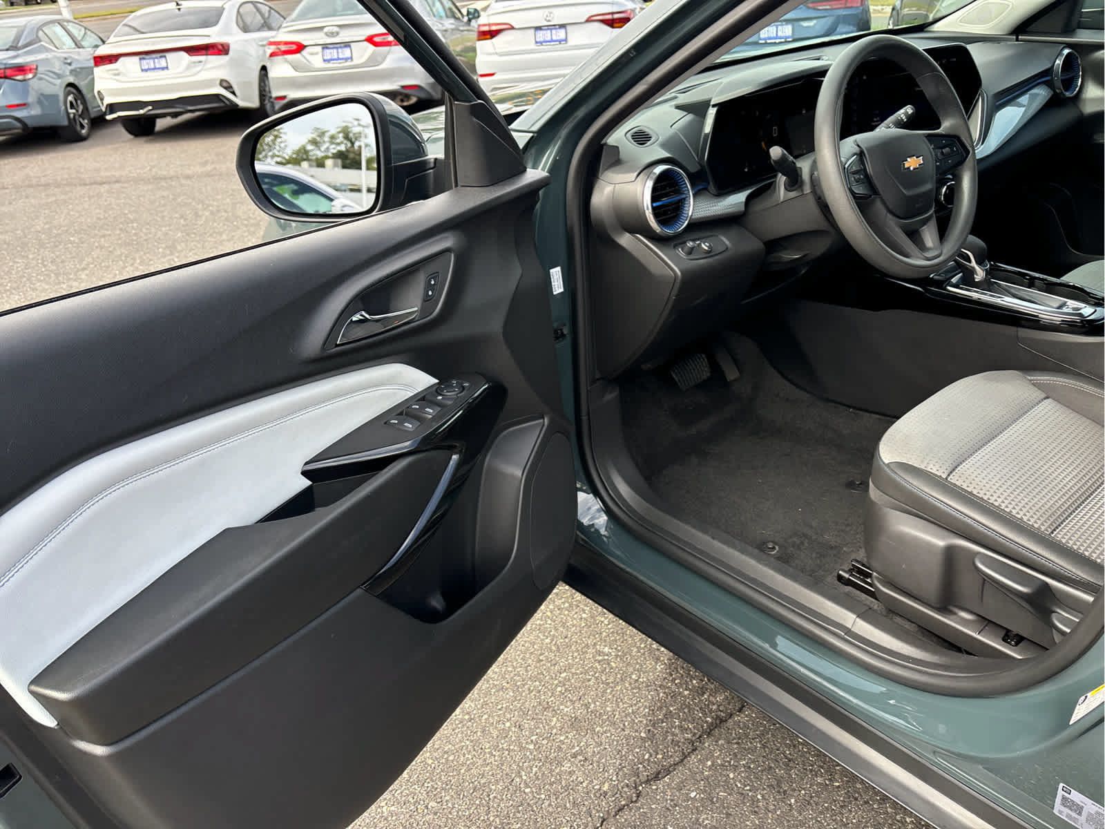 Used 2025 Chevrolet Trax LT FWD image 7