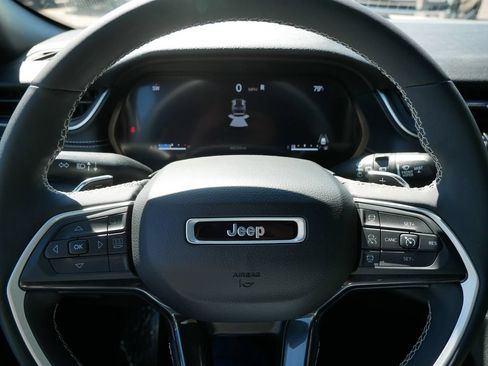 Used 2023 Jeep Grand Cherokee Altitude AWD/4WD image 23
