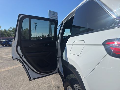 Used 2025 Jeep Grand Cherokee Laredo X RWD image 19