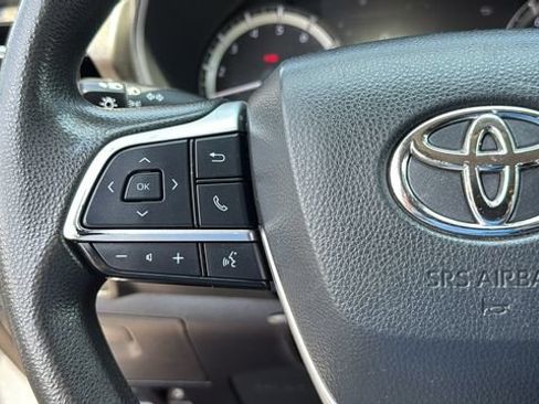 Used 2023 Toyota Highlander L FWD image 12