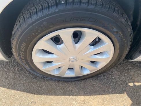 Used 2015 Nissan Versa SV FWD image 27