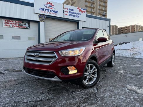 Used 2019 Ford Escape SE image 2