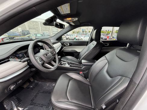 Used 2025 Jeep Compass Limited image 28