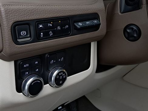 Used 2021 GMC Yukon Denali w/ Denali Premium Package image 16