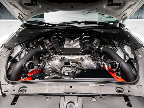 Used 2015 Nissan GT-R Premium AWD/4WD image 2