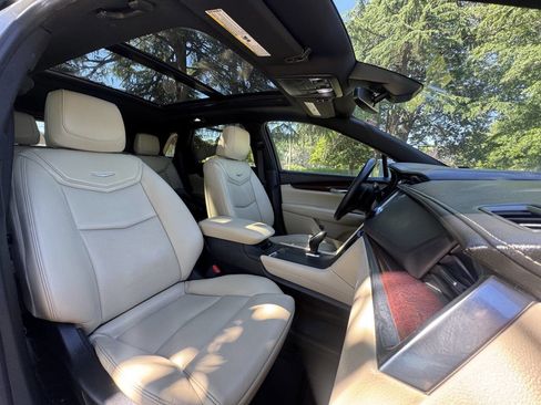 Used 2017 Cadillac XT5 Luxury w/ Driver Awareness Package FWD image 16