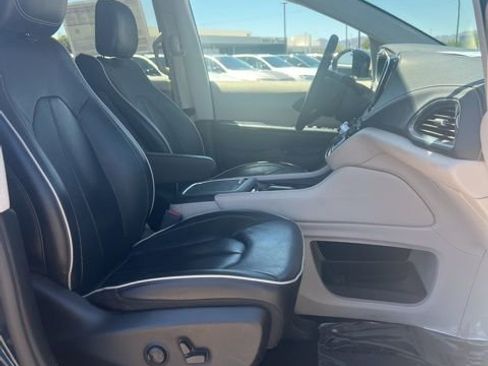 Used 2023 Chrysler Pacifica Limited image 37