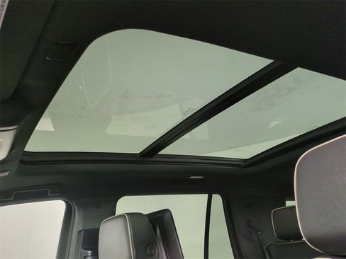 Used 2023 GMC Yukon SLT w/ SLT Premium Package image 19