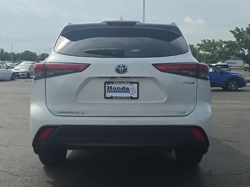 Used 2022 Toyota Highlander XLE AWD/4WD image 6