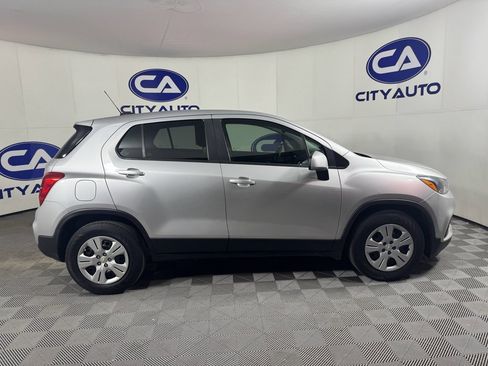 Used 2018 Chevrolet Trax LS image 2