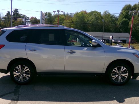 Used 2019 Nissan Pathfinder SV image 6