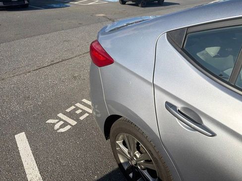 Used 2017 Hyundai Elantra SE FWD image 4