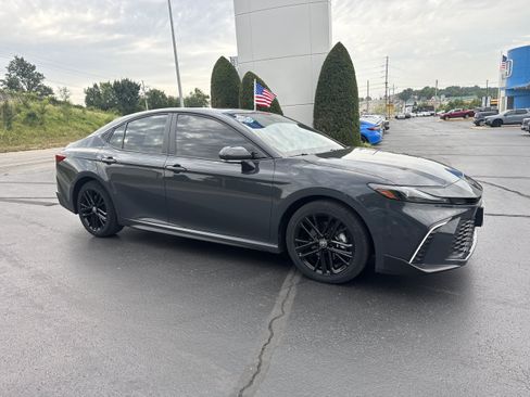 Used 2025 Toyota Camry SE FWD image 1
