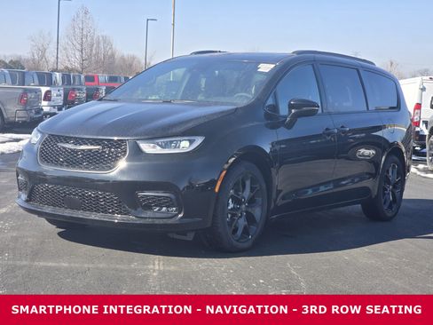 New 2026 Chrysler Pacifica Limited w/ S Appearance Package image 4