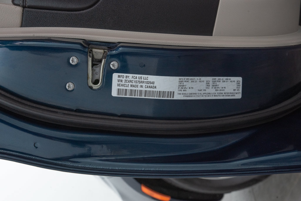 Used 2024 Chrysler Pacifica Limited FWD image 38