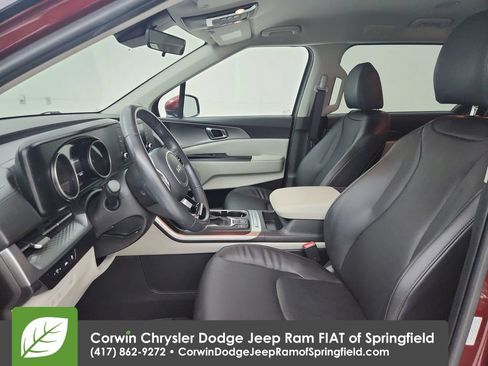 Used 2023 Kia Carnival LX FWD image 18