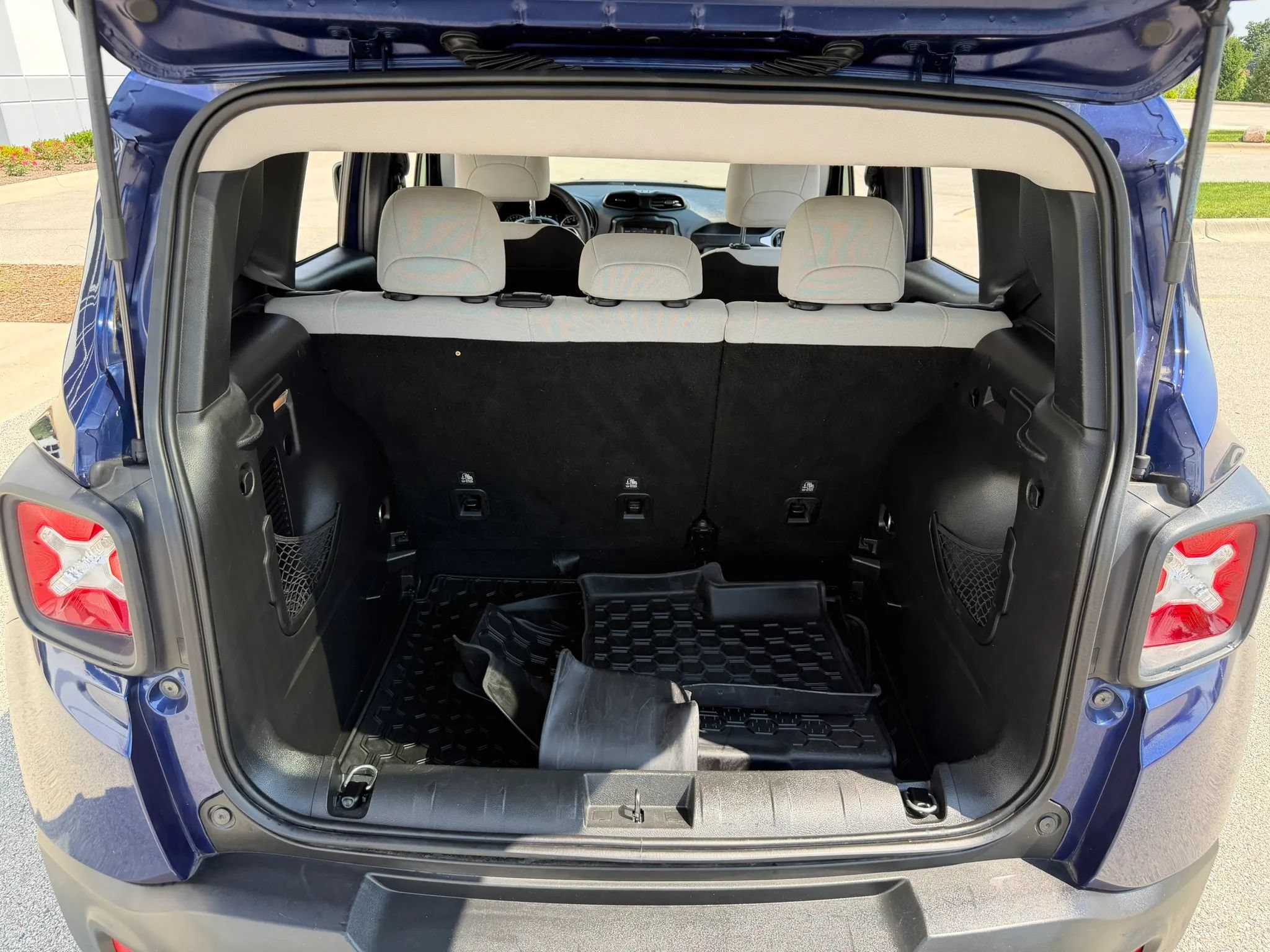 Used 2018 Jeep Renegade Latitude FWD image 26