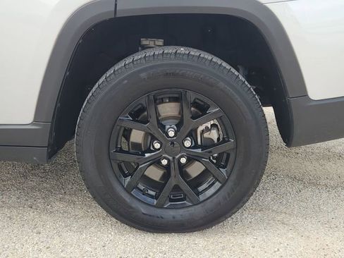 Used 2024 Jeep Grand Cherokee L Altitude RWD image 32