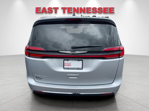 Used 2023 Chrysler Pacifica Touring-L FWD image 4