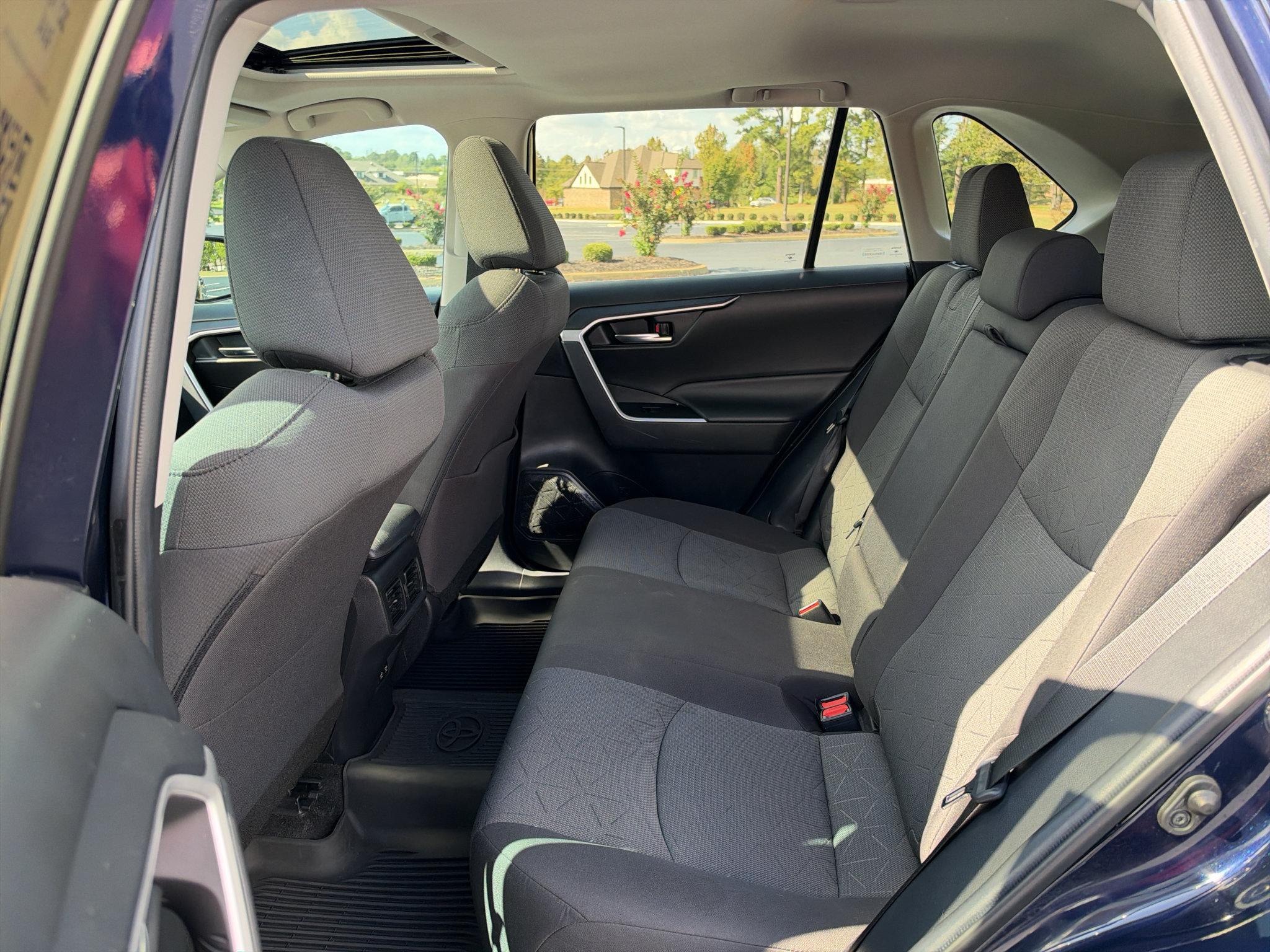 Used 2021 Toyota RAV4 XLE w/ Convenience Package FWD image 15