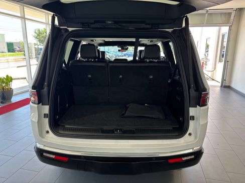 Used 2024 Jeep Wagoneer Series II w/ Convenience Group I AWD/4WD image 9