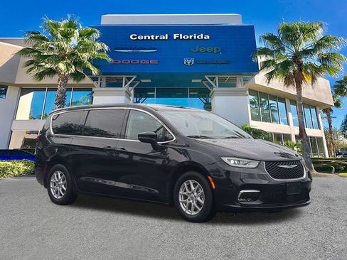 Used 2023 Chrysler Pacifica Touring-L FWD image 2