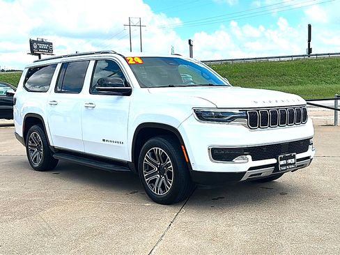 Used 2024 Jeep Wagoneer L Series II w/ Flexible Seating Group RWD image 10