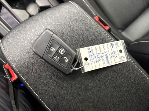 Used 2022 Volkswagen Tiguan SE image 39