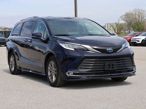 Used 2023 Toyota Sienna Limited AWD/4WD image 4