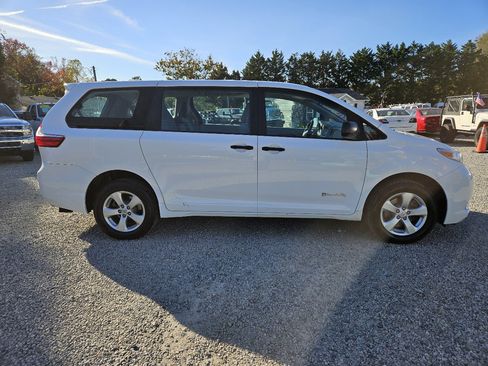 Used 2016 Toyota Sienna L image 6