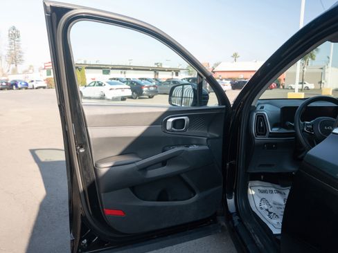 Used 2024 Kia Sorento S image 13