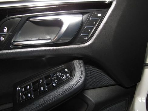 Used 2021 Porsche Macan AWD/4WD image 12