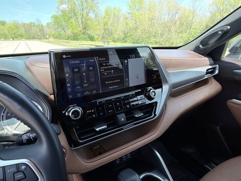 Used 2022 Toyota Highlander Platinum image 13