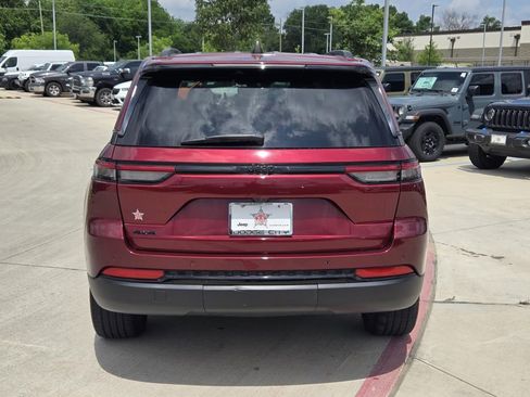 Used 2023 Jeep Grand Cherokee Altitude AWD/4WD image 5