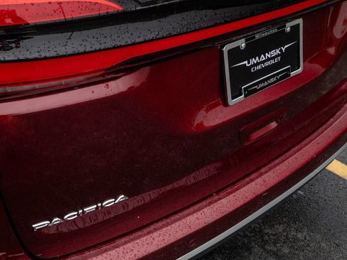Used 2023 Chrysler Pacifica Touring-L FWD image 12
