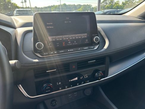 Used 2025 Nissan Rogue SV FWD image 20