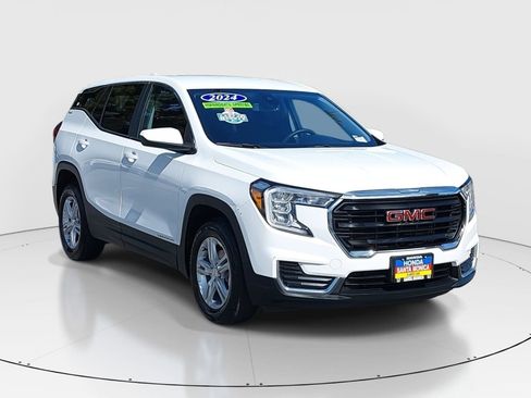 Used 2024 GMC Terrain SLE image 3