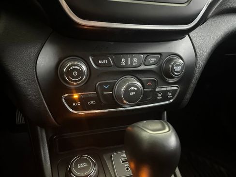 Used 2019 Jeep Cherokee Latitude Plus image 76