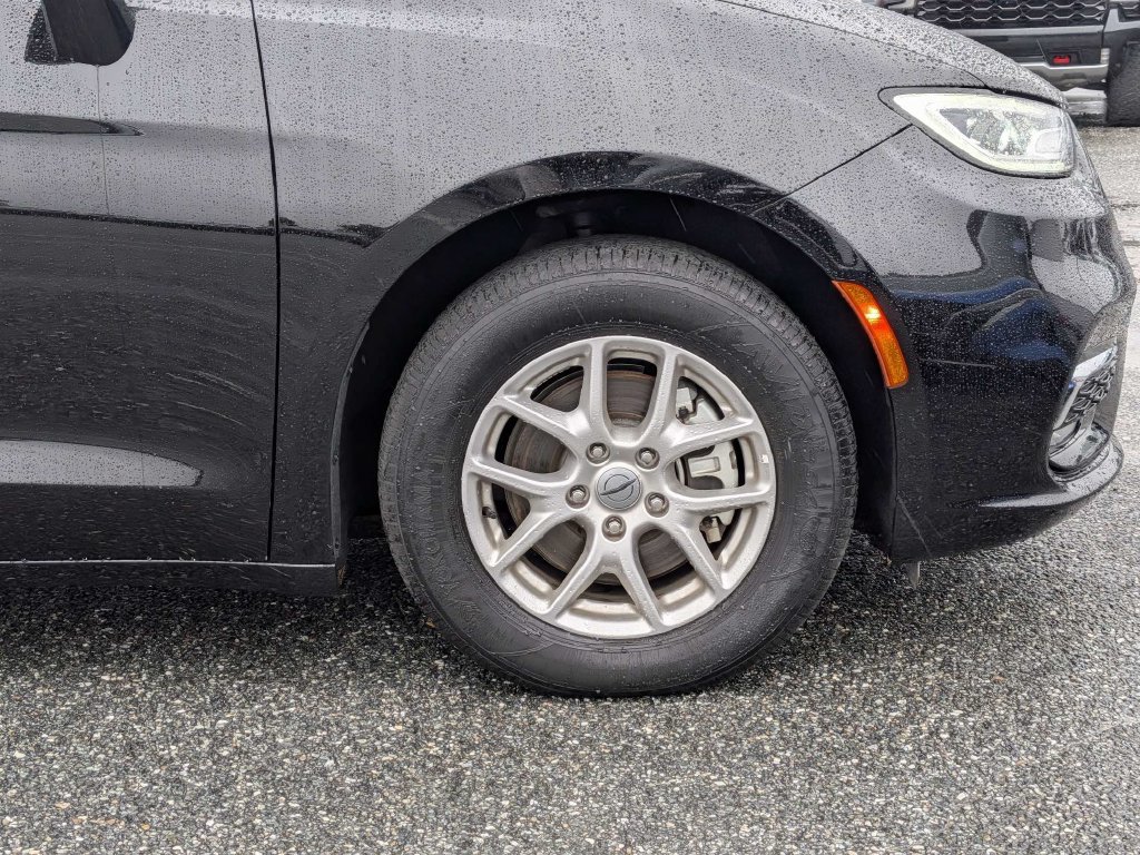 Used 2025 Chrysler Pacifica Select FWD image 10